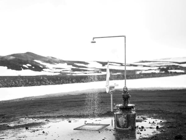 Immagine di una doccia fredda, simbolo di benessere e crescita personale.